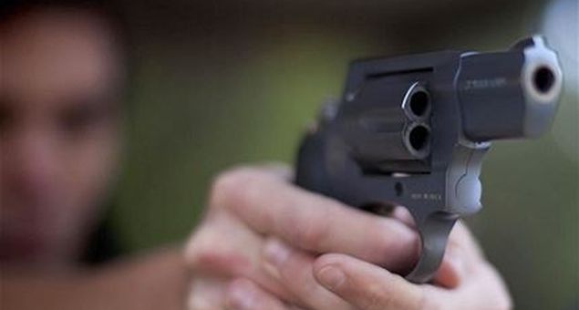 Menino de 8 anos morre ao levar tiro de pistola no peito