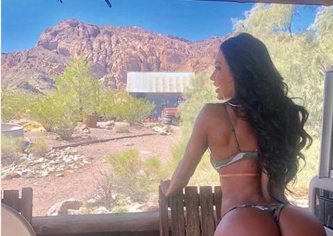 De fio-dental, Gracyanne Barbosa posa com bumbum gigante: ‘Você não precisa ser perfeito’ 