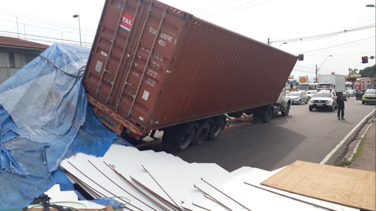 Carreta tomba em avenida e atrapalha trânsito em Manaus