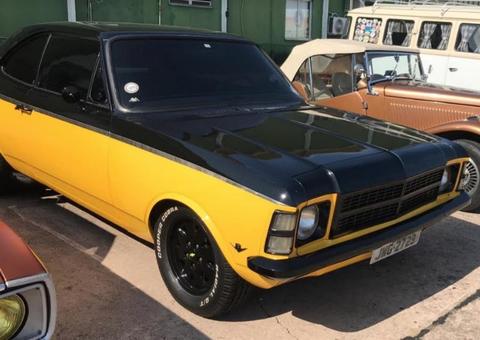 Exposição de carros antigos movimenta shopping em Manaus