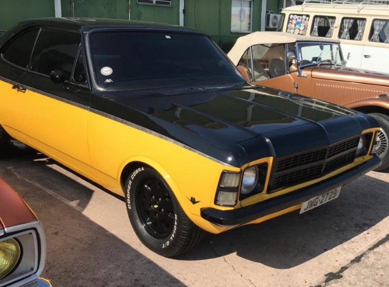 Exposição de carros antigos movimenta shopping em Manaus