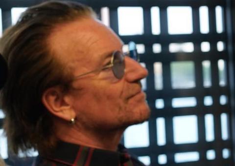 Bono Vox, do U2, ironiza vitória de Bolsonaro em show e diz que 'demônios estão tomando o mundo' 