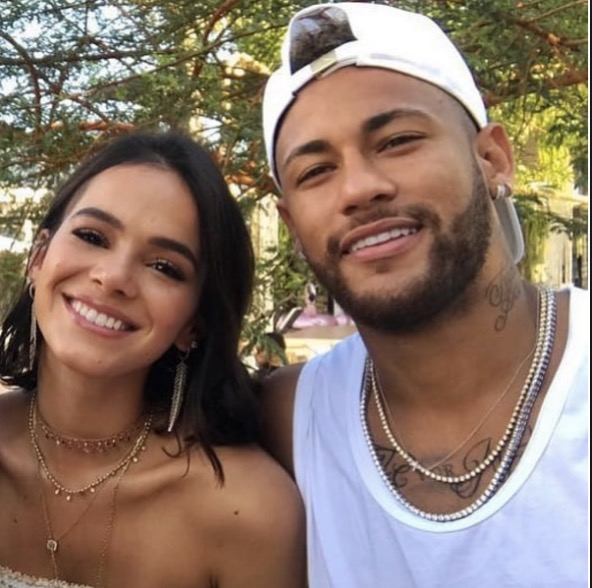 Bruna Marquezine curte comentário que insinua que Neymar terminou namoro por causa de política 