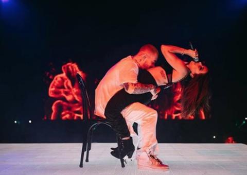 À la Nick Minaj, Anitta rebola em cima de J Balvin em show e fãs apontam affair