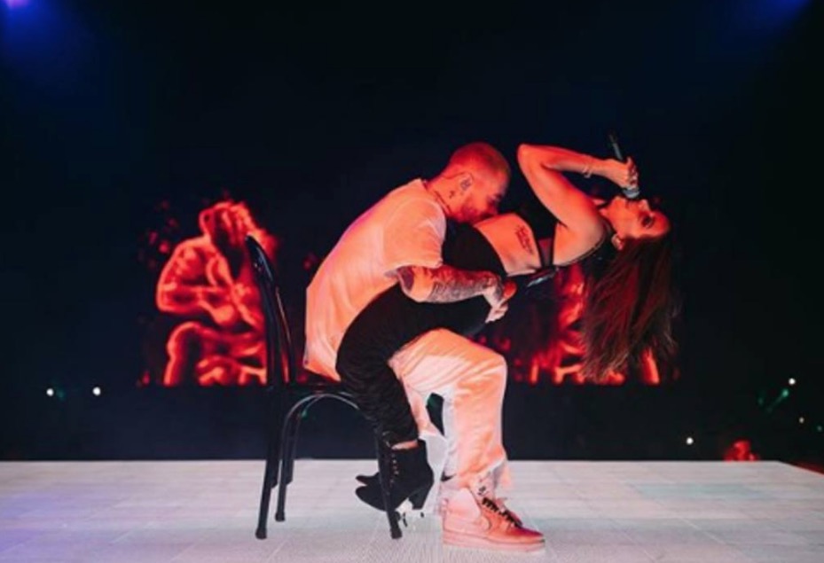 À la Nick Minaj, Anitta rebola em cima de J Balvin em show e fãs apontam affair