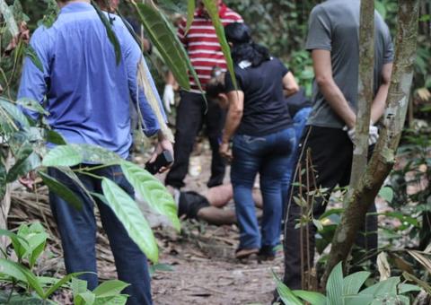 Com braços quebrados, corpo de homem é encontrado em mata de Manaus
