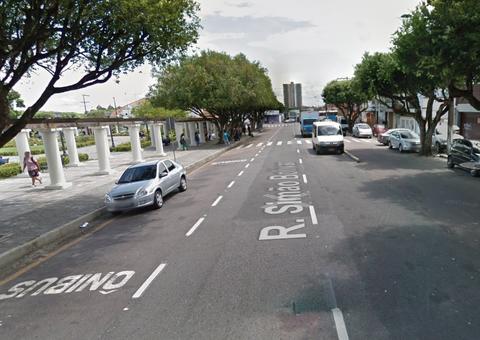 Criminosos atiram contra homem que estava em bar e causa tumulto no Centro de Manaus 