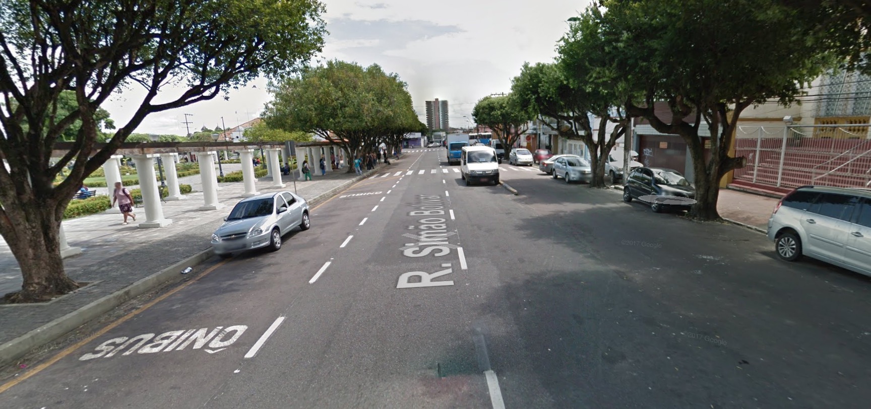 Criminosos atiram contra homem que estava em bar e causa tumulto no Centro de Manaus 