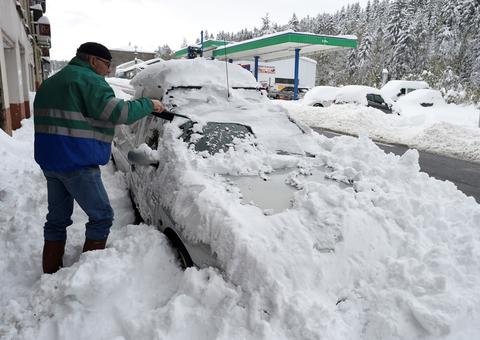 Nevascas fora de época provocam caos em estradas na França