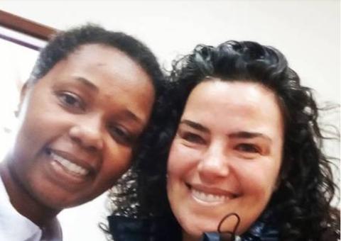 Ana Paula Arósio faz rara aparição e posa com fã no dia de eleição