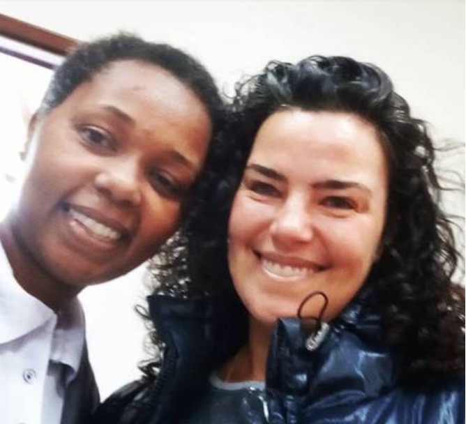 Ana Paula Arósio faz rara aparição e posa com fã no dia de eleição