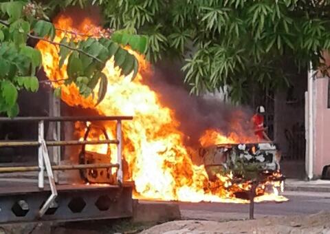 Carro pega fogo no meio da rua e assusta moradores em Manaus
