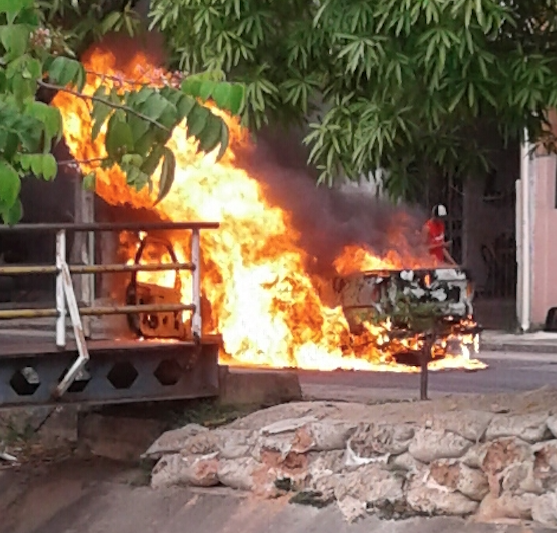 Carro pega fogo no meio da rua e assusta moradores em Manaus