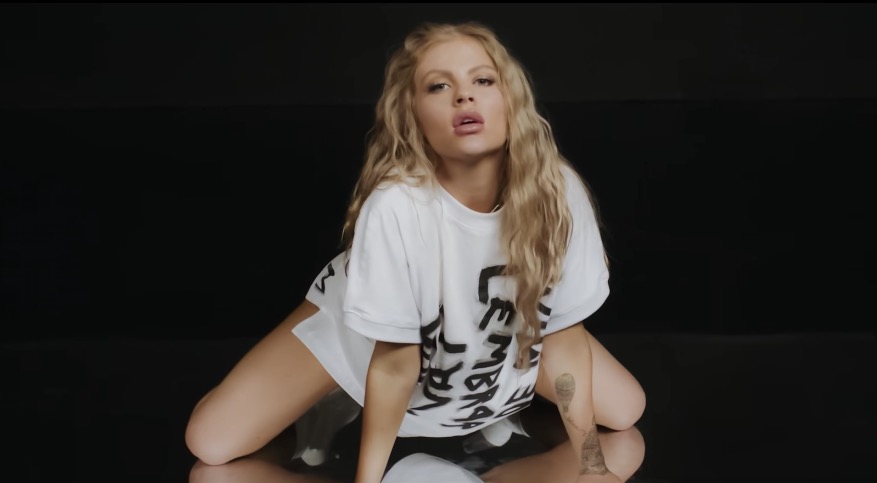 Luísa Sonza lança clipe 'Boa Menina' com direito a afronte e muito quadradinho