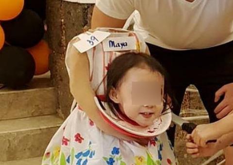 Menina de 2 anos causa alvoroço na internet com fantasia de decapitada no Halloween