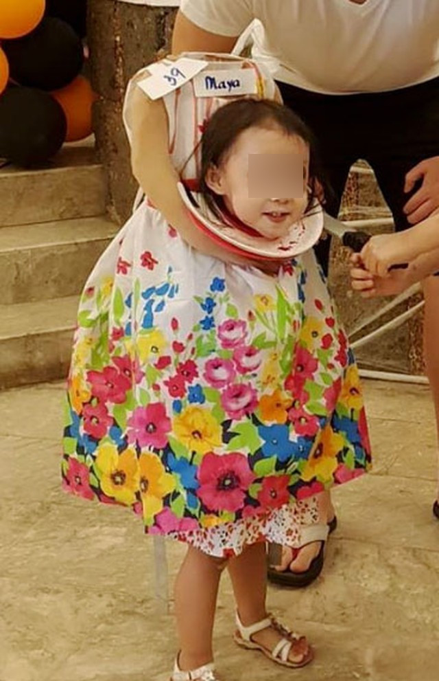 Menina de 2 anos causa alvoroço na internet com fantasia de decapitada no Halloween