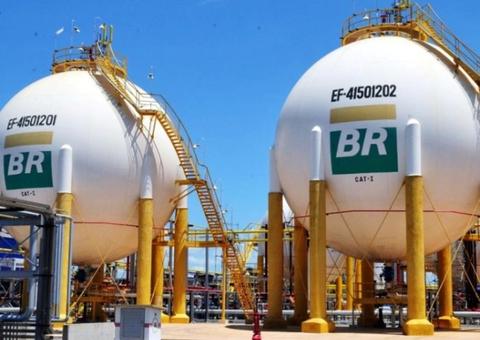 Petrobras anuncia redução de 0,84% no preço da gasolina nas refinarias
