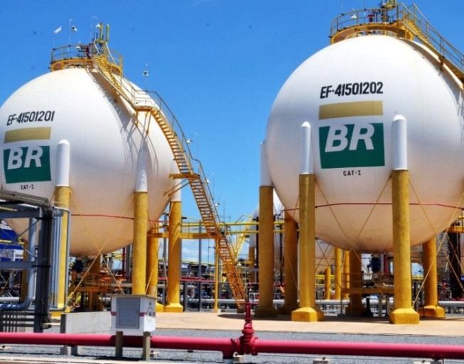 Petrobras anuncia redução de 0,84% no preço da gasolina nas refinarias