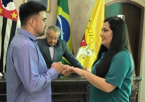 Juiz de paz surpreende noivos com 'novo voto': 'Prometo não agredi-la'