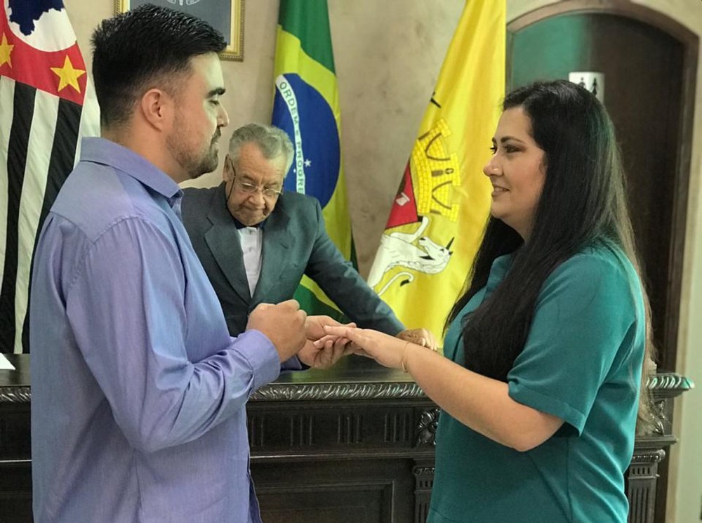 Juiz de paz surpreende noivos com 'novo voto': 'Prometo não agredi-la'