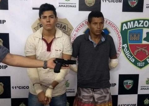 Dupla é presa após colidir moto em viatura da polícia durante fuga em Manaus