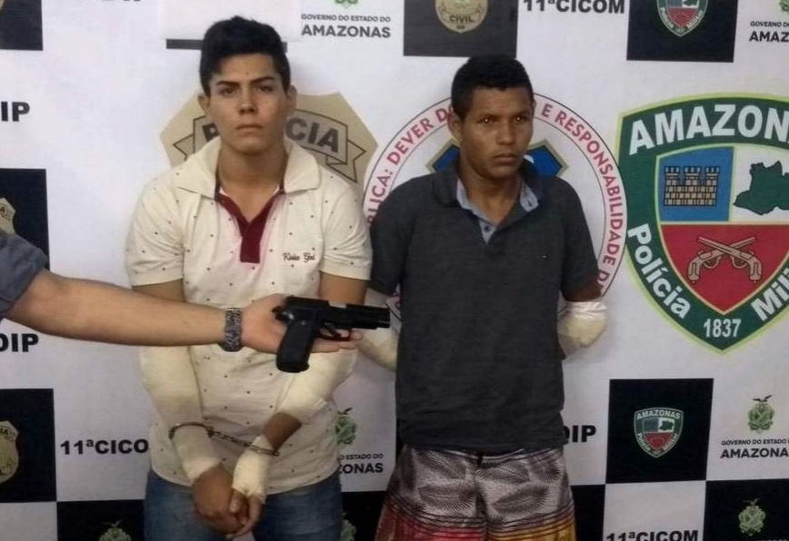 Dupla é presa após colidir moto em viatura da polícia durante fuga em Manaus