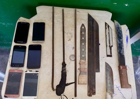 Polícia apreende celulares e facas durante revista no presídio de Manaus 