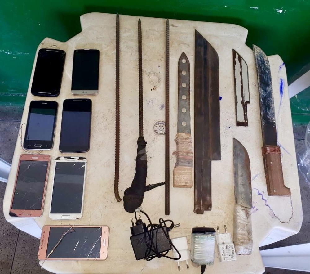 Polícia apreende celulares e facas durante revista no presídio de Manaus 