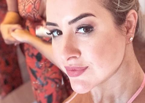 Após recauchutagem, Patrícia Leitte exibe corpão com biquíni de fita