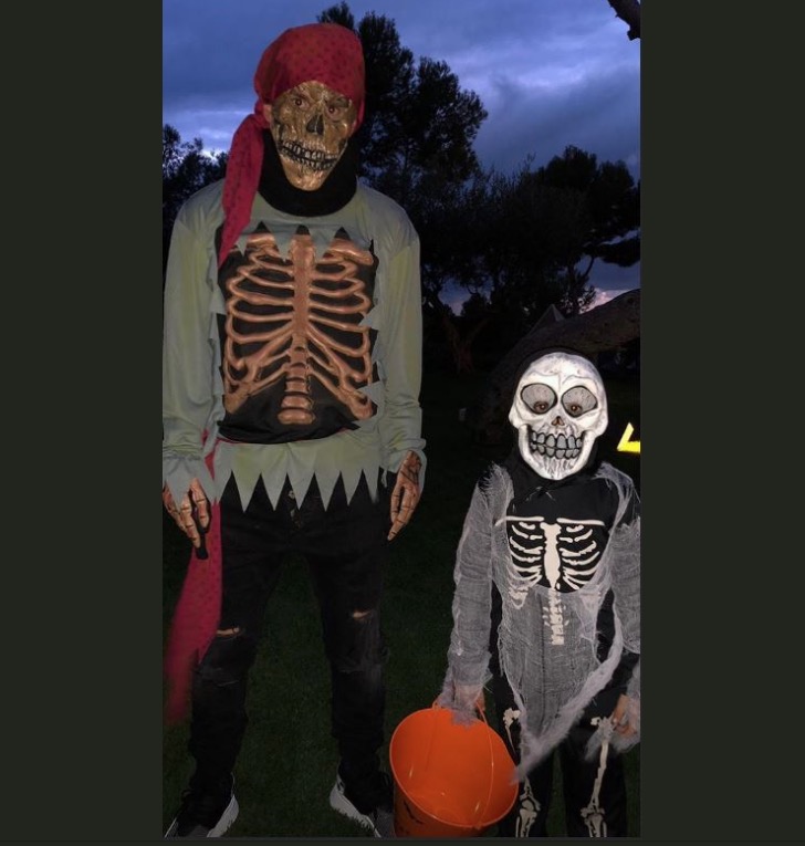 Se recuperando de fratura, Messi curte Halloween com a família em casa