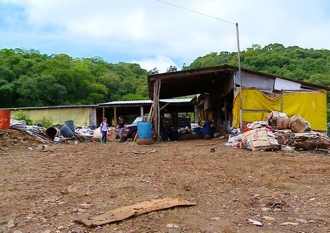 Catadores de lixo devolvem envelope com R$ 8,7 mil 