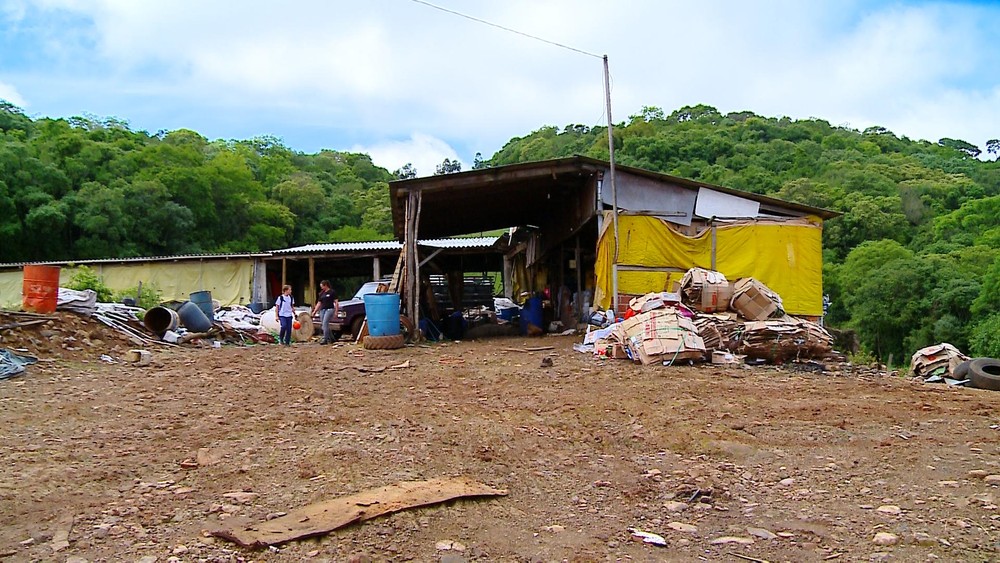 Catadores de lixo devolvem envelope com R$ 8,7 mil 