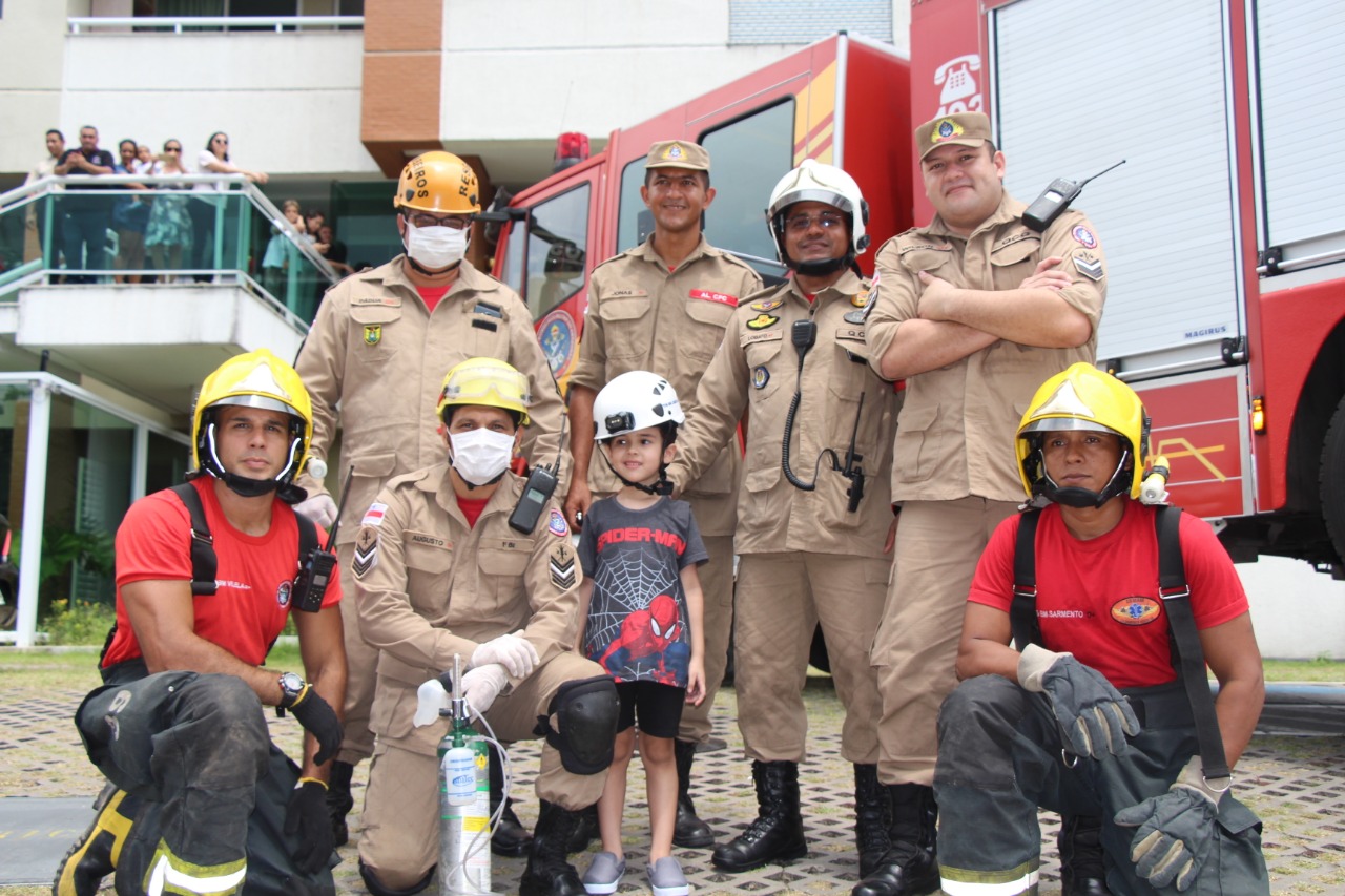 Em Manaus, bombeiros visitam menino com tumor cerebral que sonha em seguir profissão