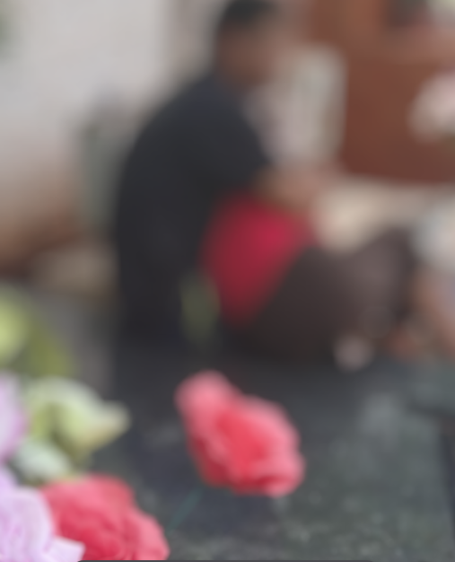 Em cemitério, casal é flagrado fazendo sexo em cima de túmulo 