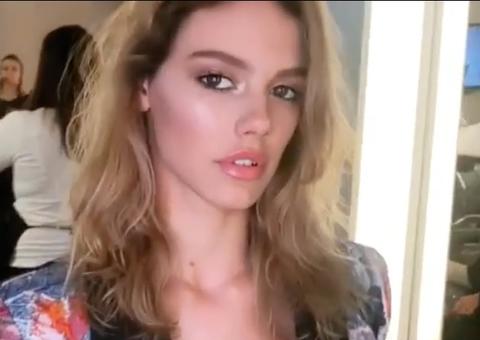 Laura Neiva posa nua, coberta apenas por planta