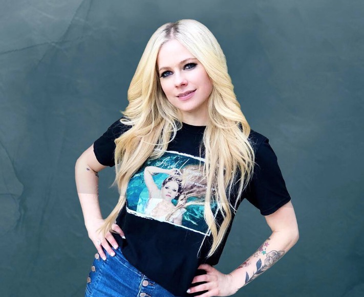  Avril Lavigne comenta teoria da conspiração que diz que ela morreu e foi substituída