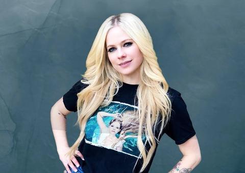  Avril Lavigne comenta teoria da conspiração que diz que ela morreu e foi substituída