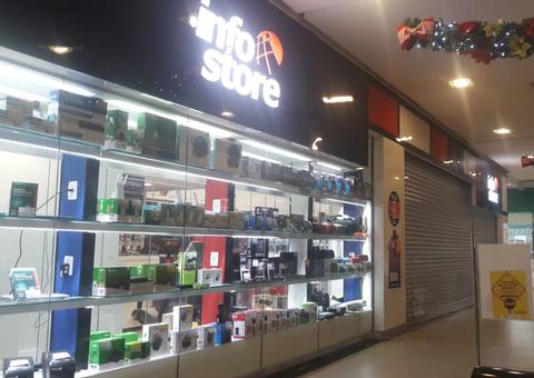 Trio armado invade loja em shopping de Manaus e foge com  mochilas cheias de eletrônicos