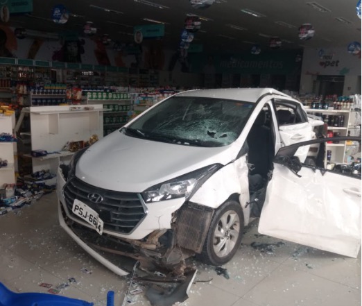 Carro invade drogaria e deixa homem ferido durante acidente grave em Manaus