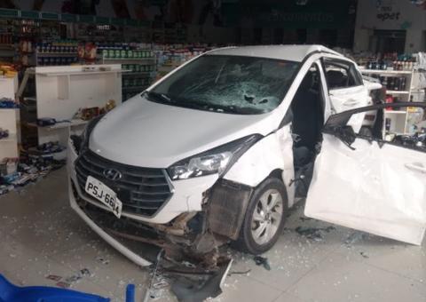 Carro invade drogaria e deixa homem ferido durante acidente grave em Manaus