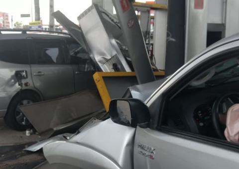 Motorista invade posto de combustível e destrói carro que estava abastecendo em Manaus