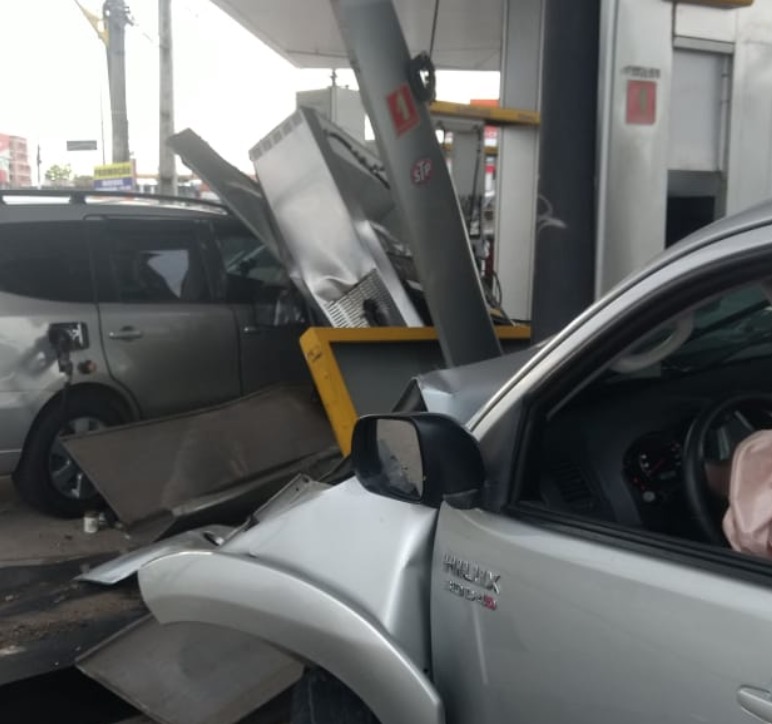 Motorista invade posto de combustível e destrói carro que estava abastecendo em Manaus