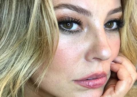 De folga, Paolla Oliveira exibe curvas naturais de biquíni