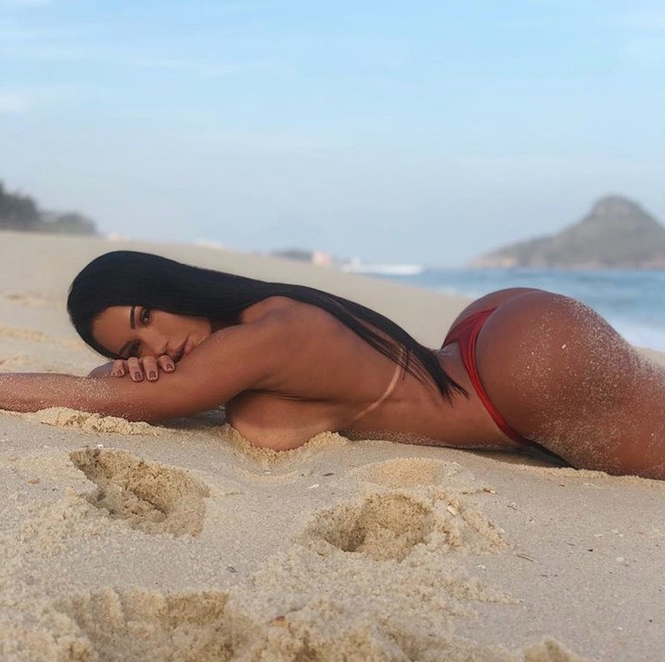 Com bumbum para cima, Gracyanne Barbosa posa sem sutiã na praia