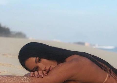 Com bumbum para cima, Gracyanne Barbosa posa sem sutiã na praia