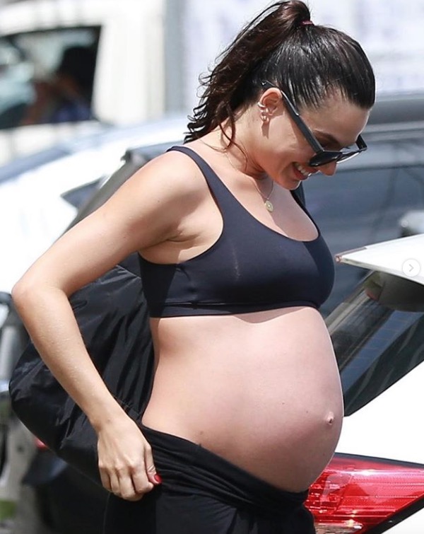 Aos 9 meses, Isis Valverde exibe barrigão enorme saindo da academia