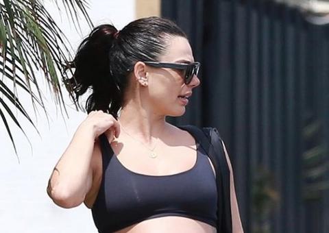 Aos 9 meses, Isis Valverde exibe barrigão enorme saindo da academia