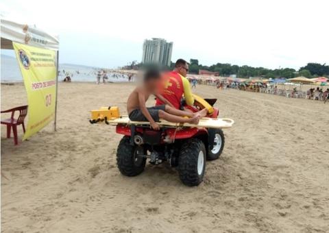 Adolescente de 16 anos é ferrado por arraia na Ponta Negra em Manaus