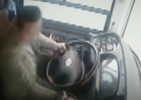 Vídeo: Ônibus cai de ponte após motorista perder controle do veículo ao discutir com passageira