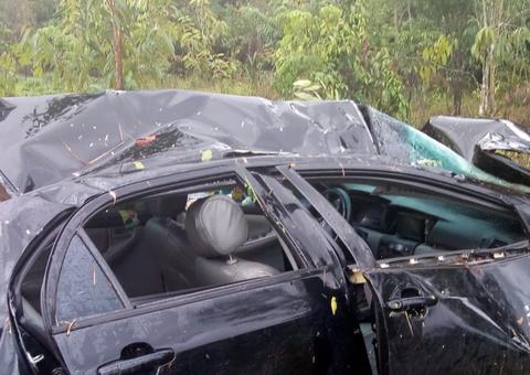 Uma mulher e duas crianças ficam feridas após carro capotar na AM-070